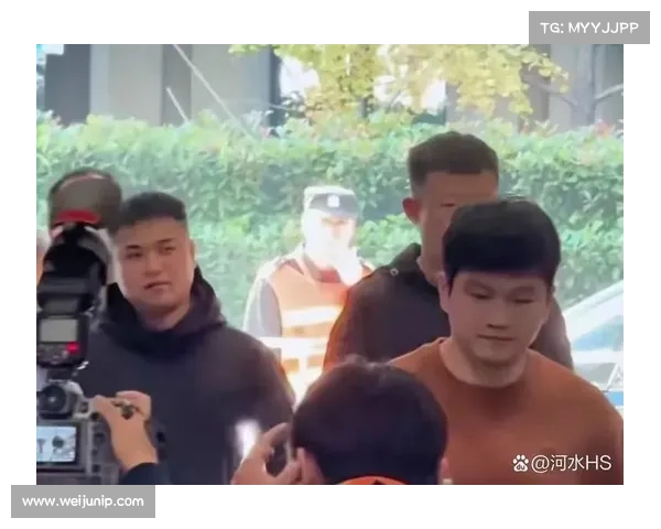 樊振东起身瞬间观众席神标语亮了!球迷:这波操作我服了 樊振东起身瞬间观众席神标语亮了!球迷:这波操作我服了